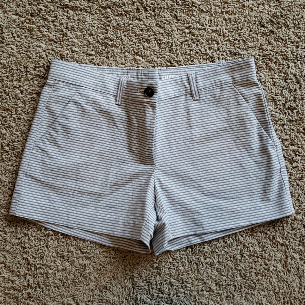 GAP Gray and White Stripes Khaki Shorts Size 00R